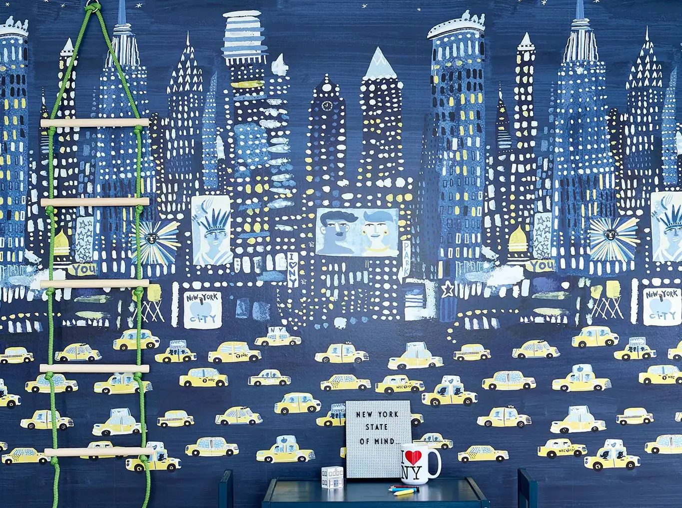 Raumbild NYC Mural - Fahrzeuge - Gebäude - Blau - Gelb - Weiß - ROMO