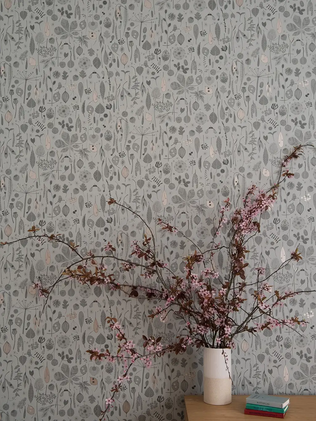 Tiny Treasures Wallpaper in Skye - Blumen - Blätter - Anthrazit - Grau - Rosa - Hannah Nunn