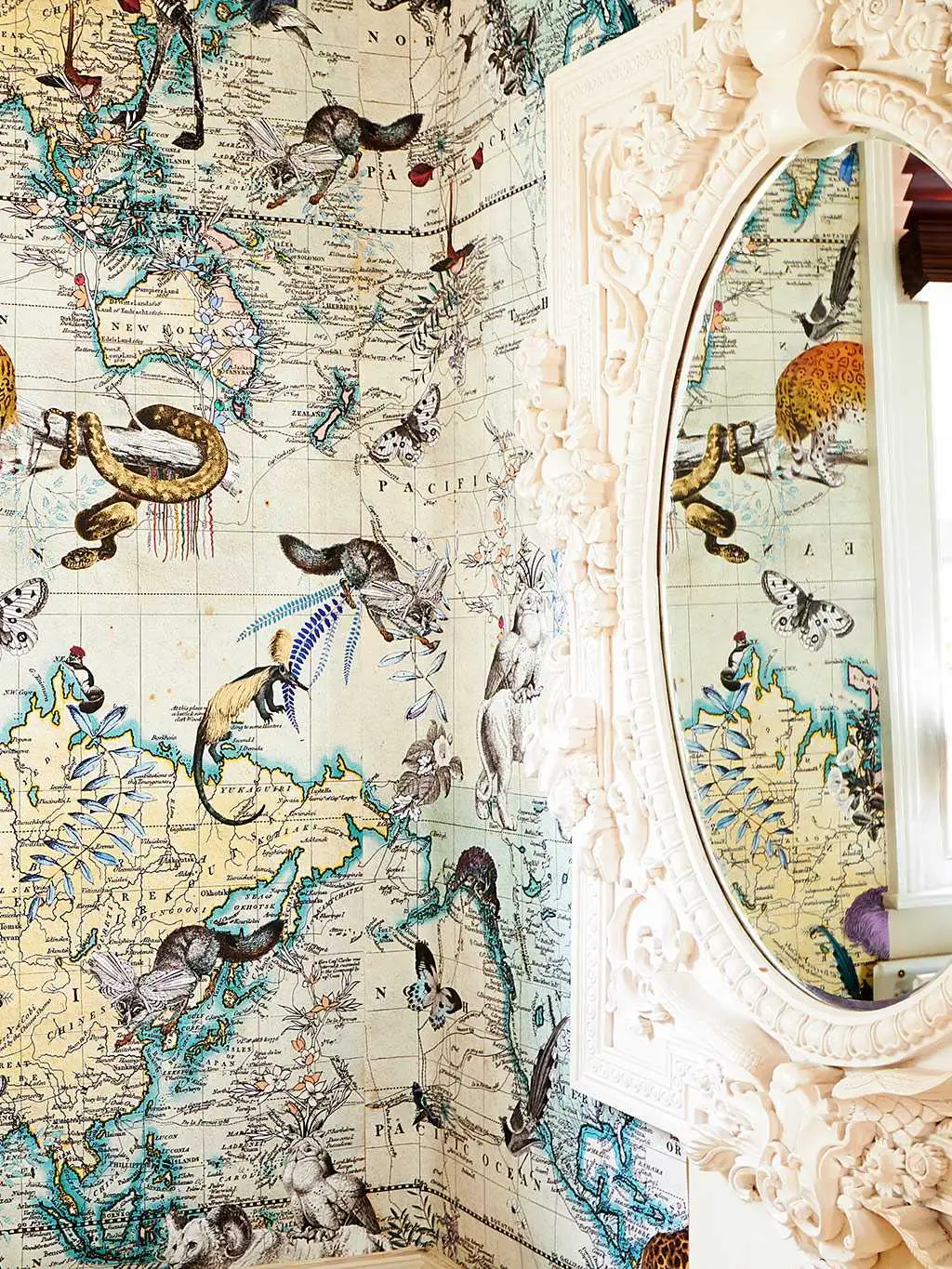 World Map Animal, Light - Landkarte - Tier Tapeten - Weltkarten auf Tapete - Creme - Multicolor - Kristjana S Williams