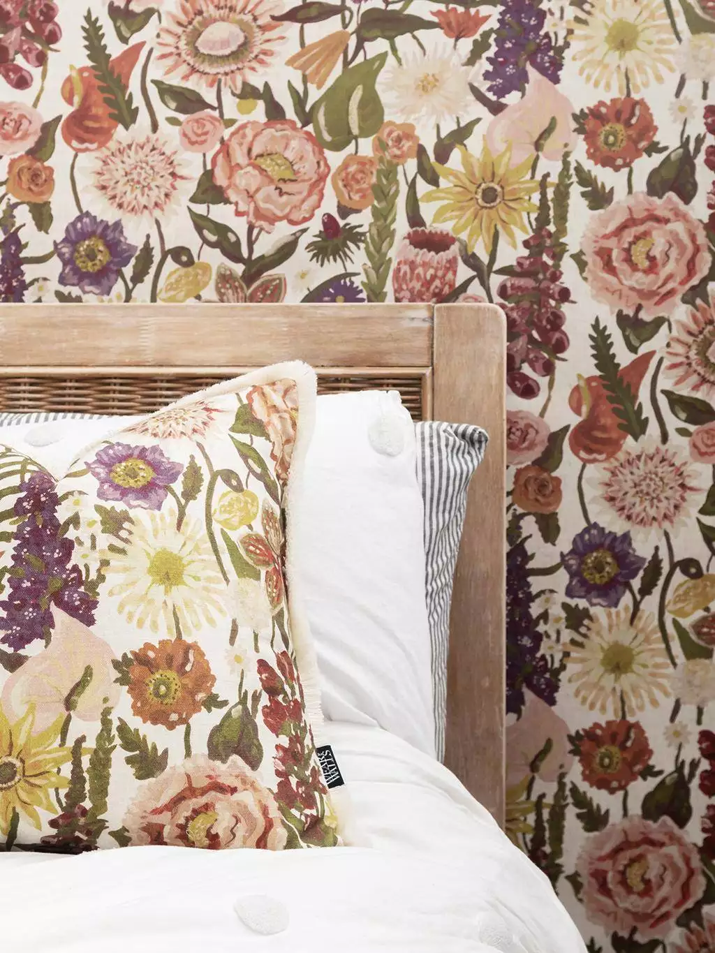 Utopia Wallpaper in Opal-White - Blumen - Blätter - Florale Muster - Multicolor - Wear the walls
