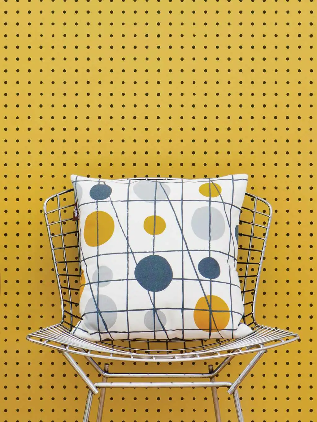 Peggy, Mustard - Punkte Tapeten - Gelb - Schwarz - Mini Moderns