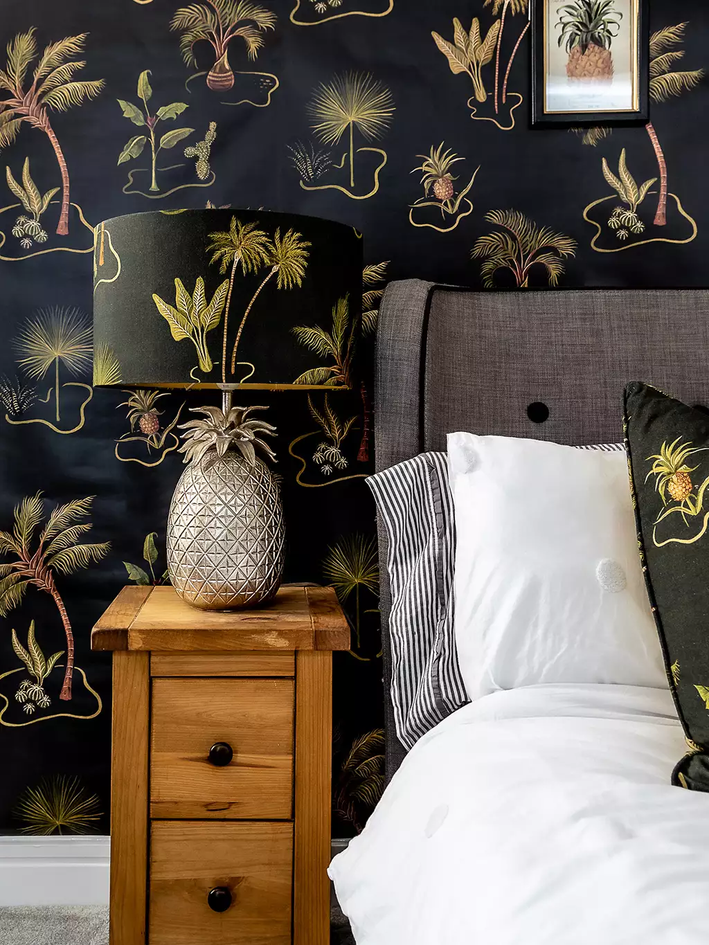 Solitude Wallpaper in Charcoal-Black - Blätter - Bäume - Florale Muster - Multicolor - Wear the walls