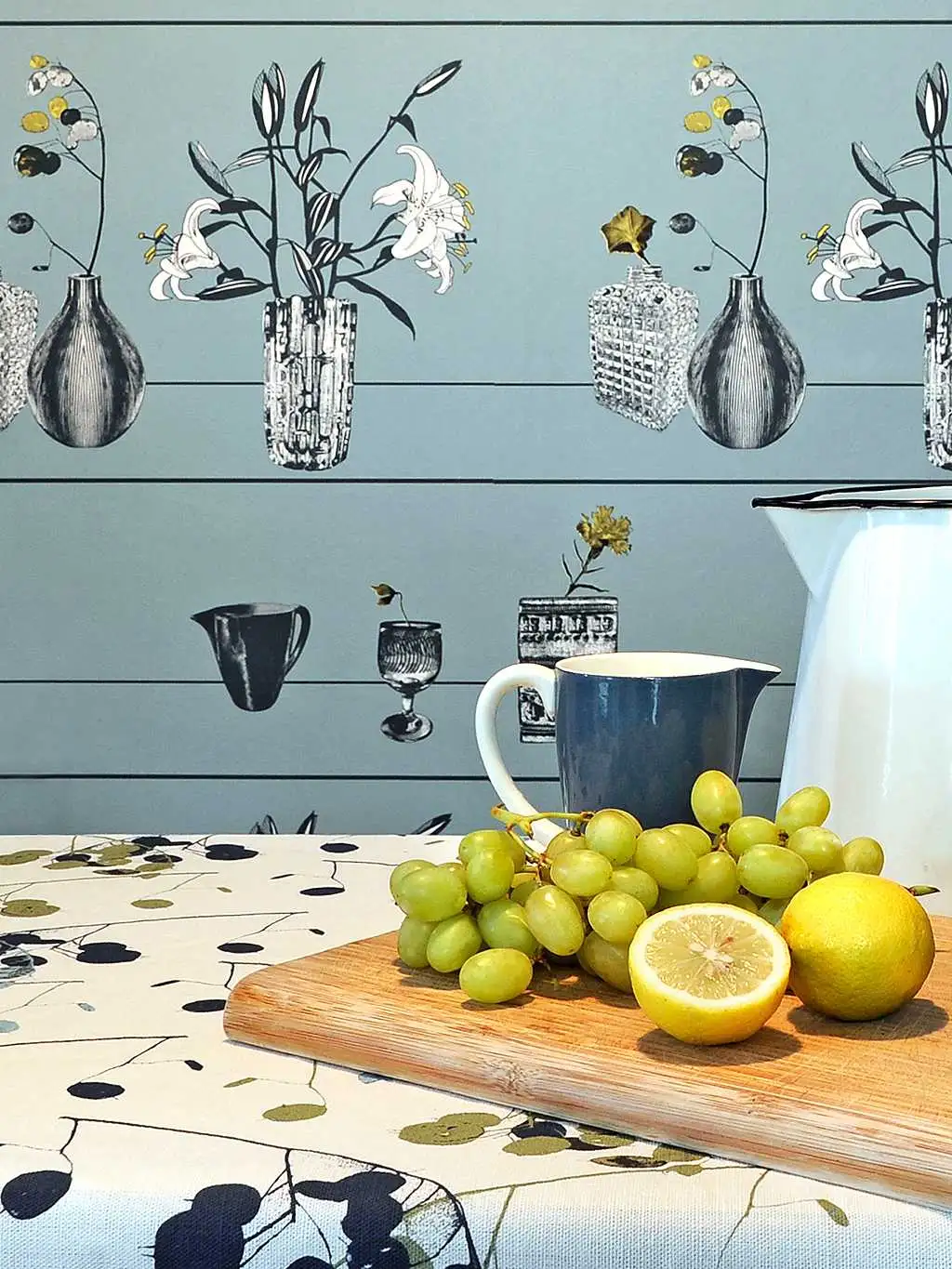 Shelf, blue - Blumen - Gegenstände - Anthrazit - Blau - Grau - Hellgrün - Weiß - Louise Body