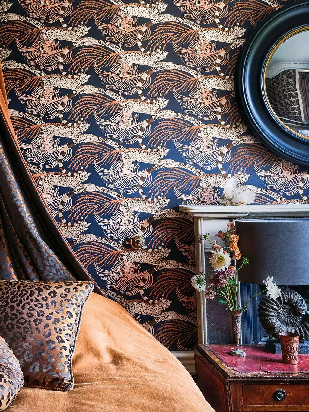 Delilah, col. 04 - Animal Print - Blätter - Exotische Tapeten - Fauna - Tiere - Braun - Gold - Kupfer - Schwarz - ROMO