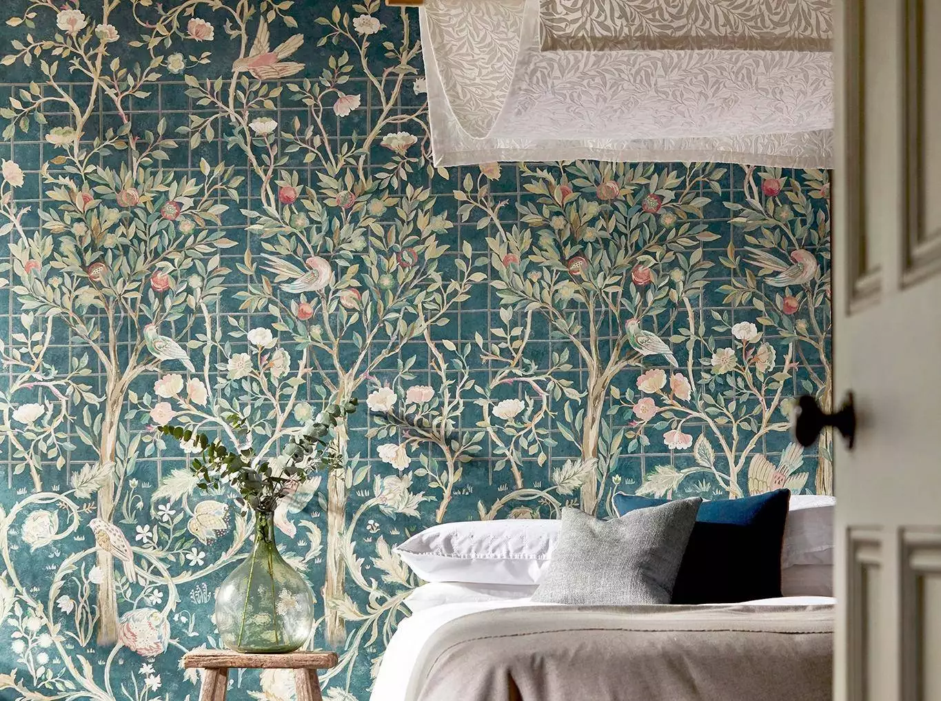 MELSETTER INDIGO ROSE - Blumen - Blätter - Bäume - Früchte - Tapeten mit Vogelmotiven - Tier Tapeten - Multicolor - Morris & CO