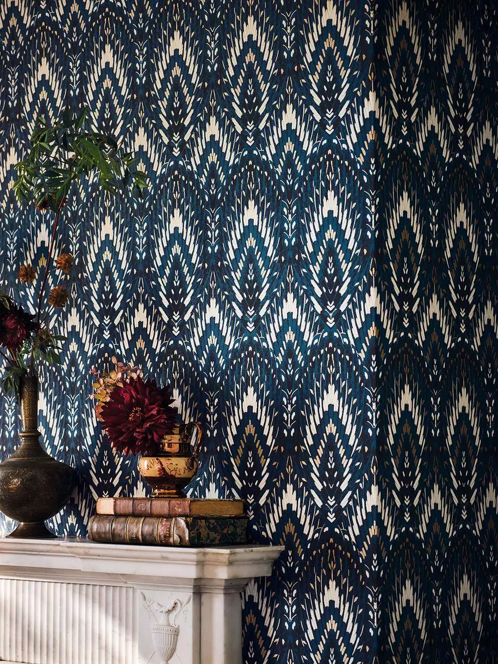 Lolana, col. 04 - Animal Print - Exotische Tapeten - Federn - Schmetterlinge - Blau - Creme - Gold - Schwarz - ROMO