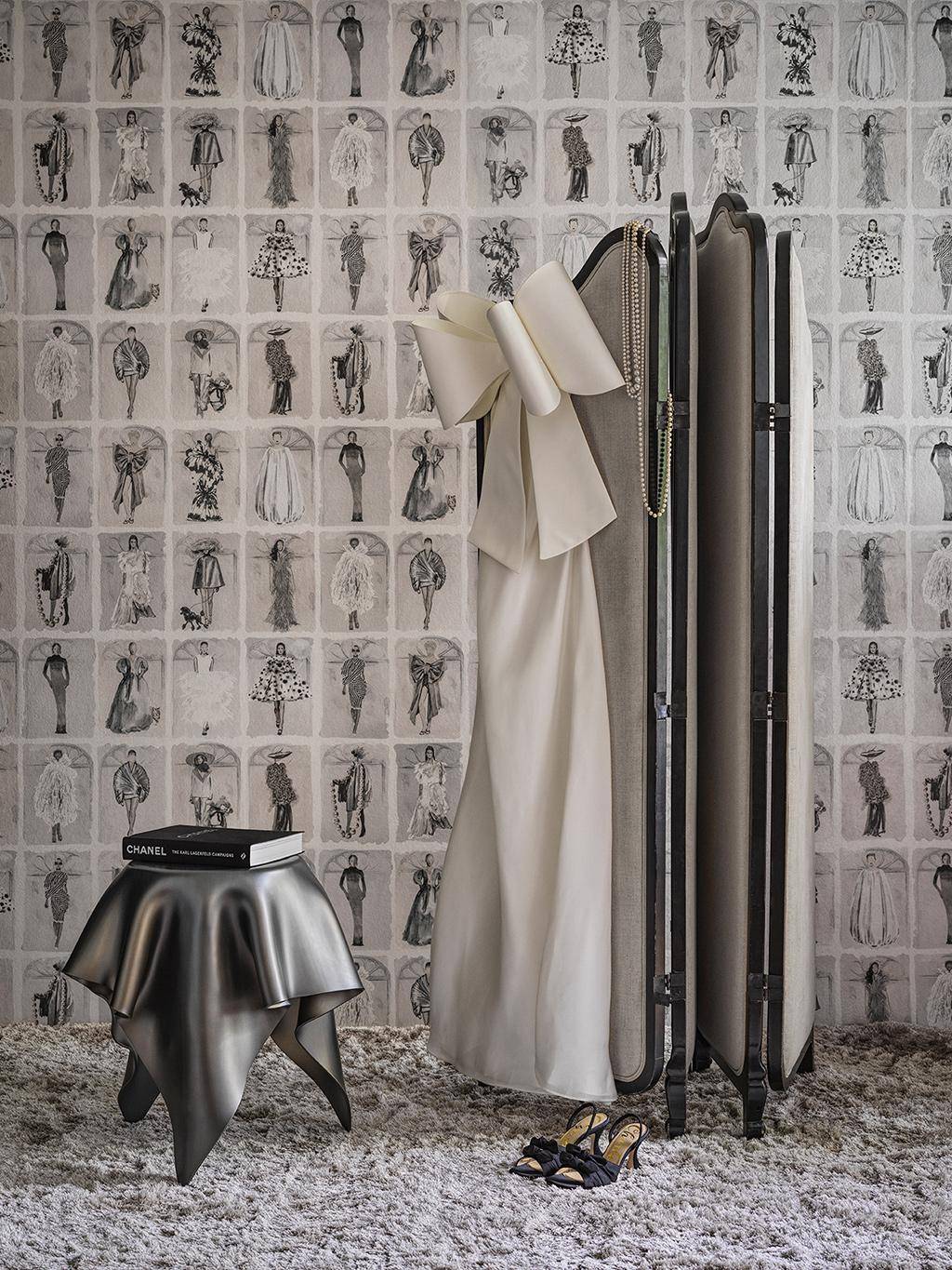 Couture Carousel, monochrome pearl