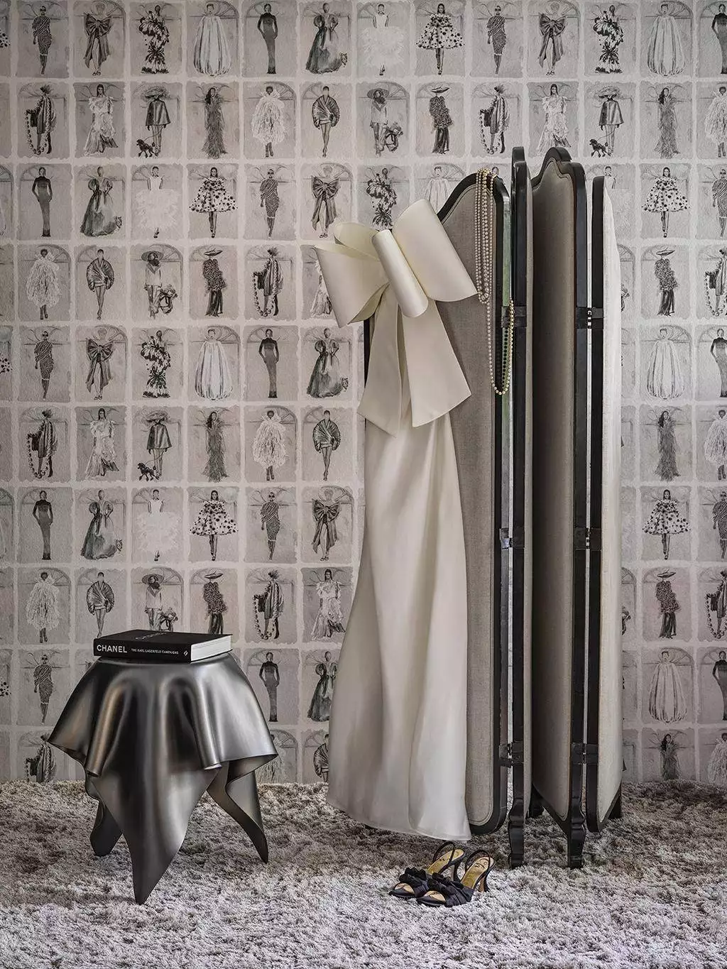 Couture Carousel, monochrome pearl