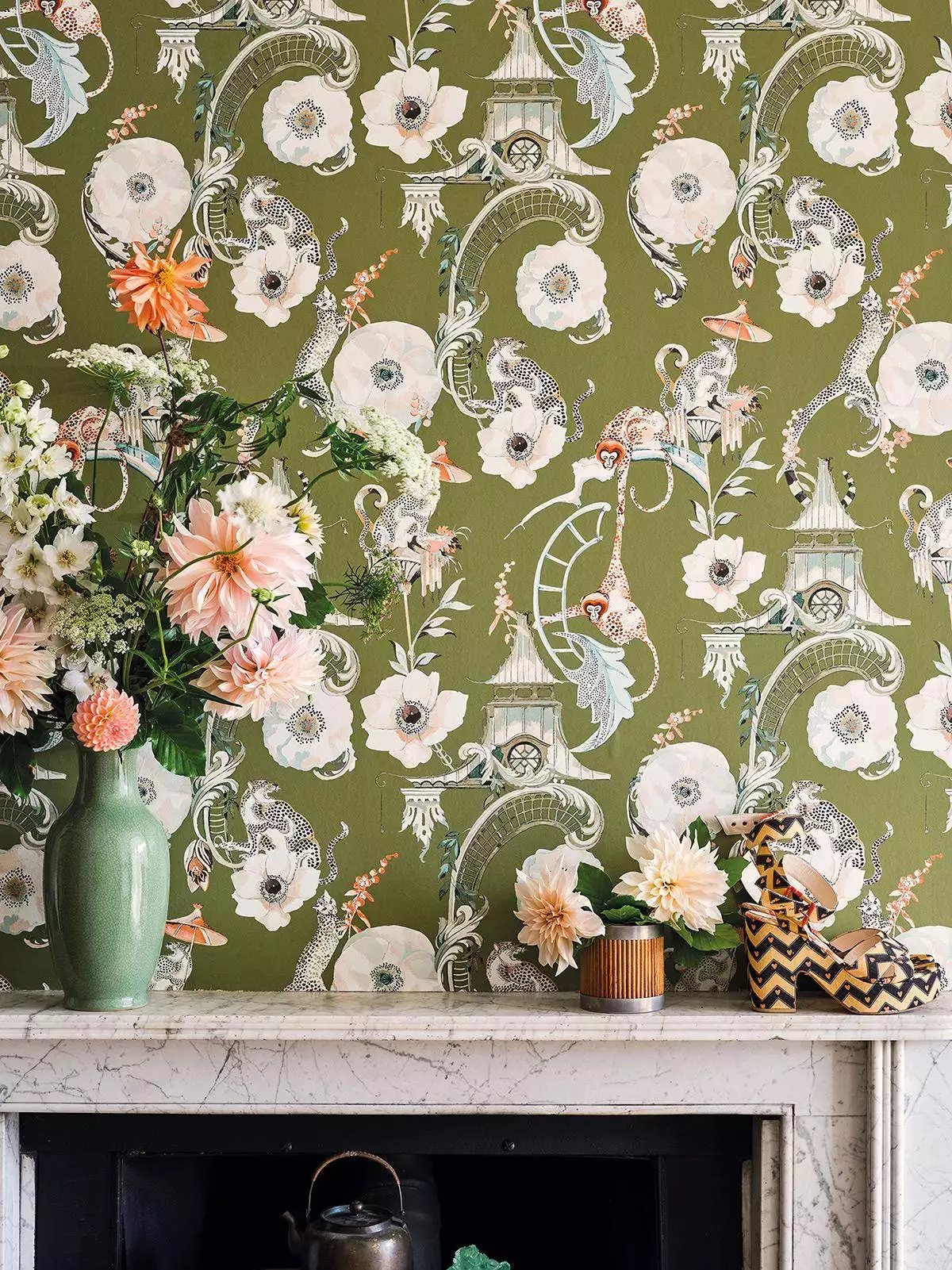 Euphoria, col. 04 - Animal Print - Blumen - Blätter - Exotische Tapeten - Fauna - Gebäude - Tiere - Multicolor - ROMO