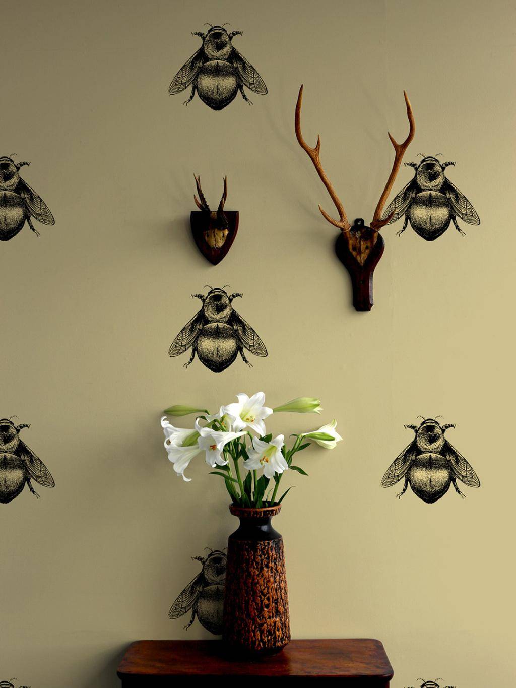 Napoleon Bee, Black & Gold on Gold - tapete von