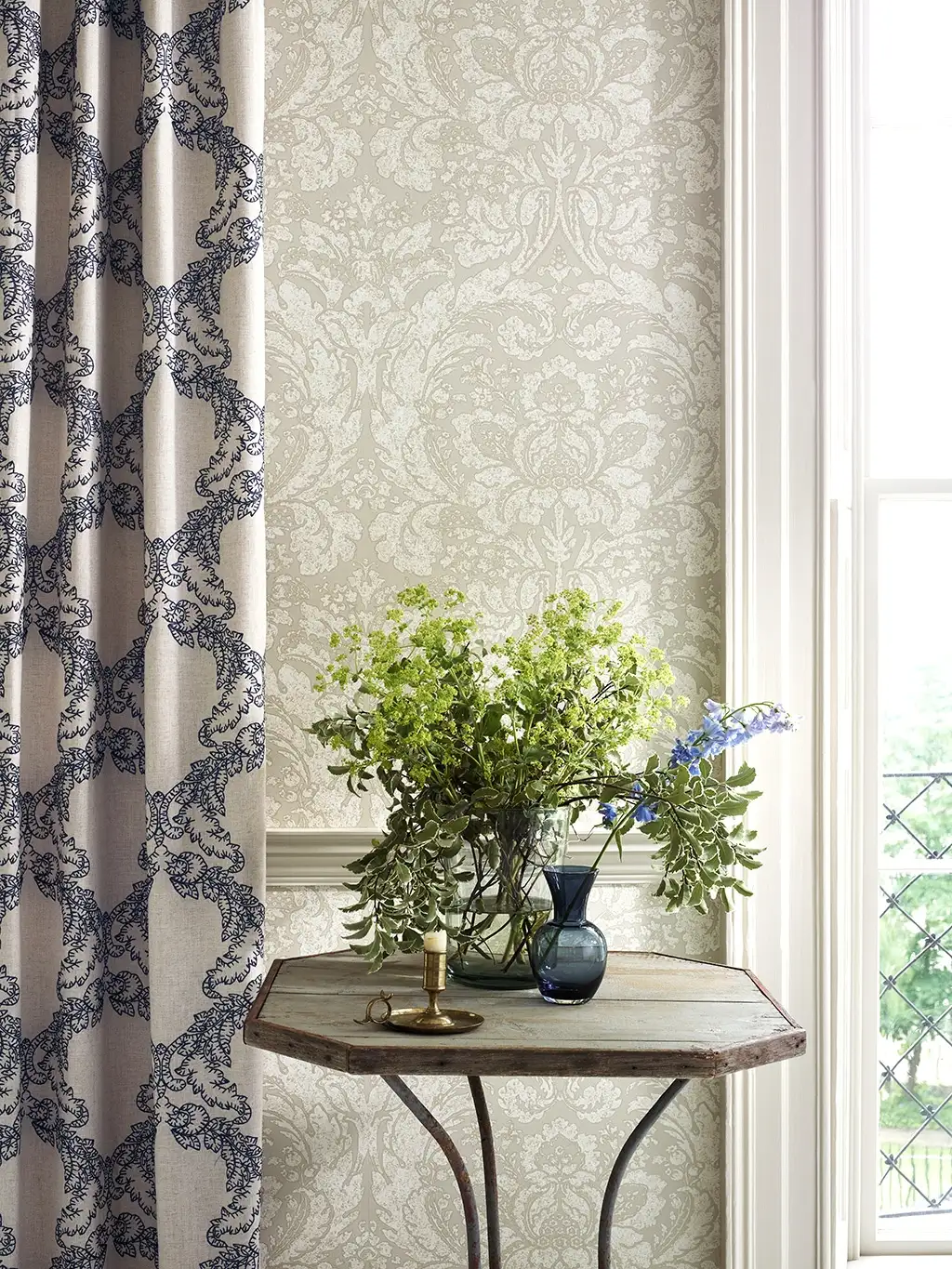 Raumbild Courtney, col. 6 - Ornamente Tapeten - Creme - Grau - Sanderson