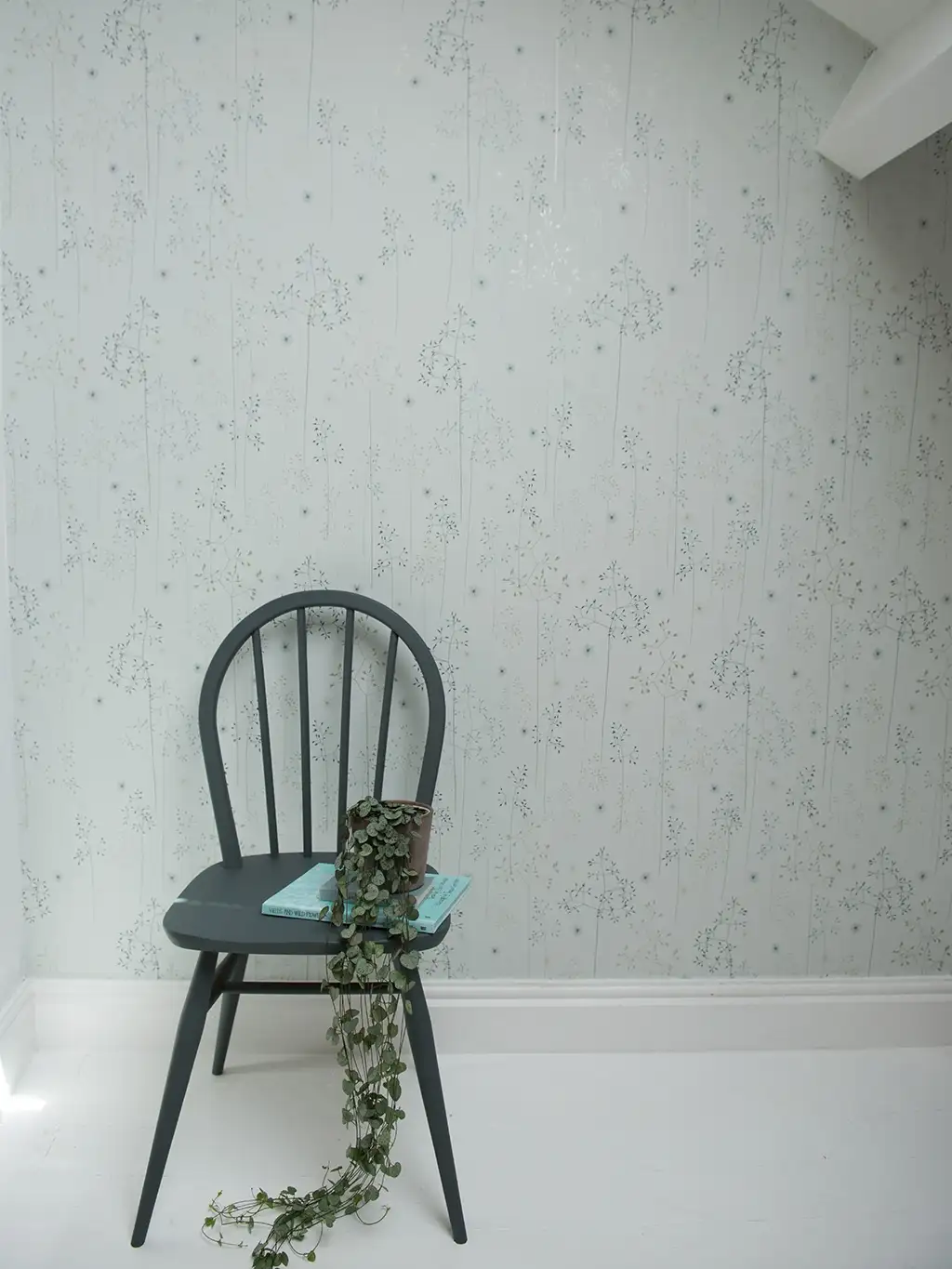 Meadow Grass Wallpaper in Blue & Silver - Gras - Grün - Silber - Hannah Nunn
