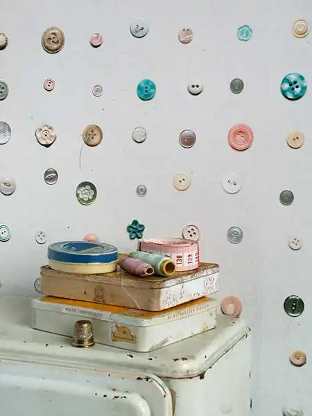 Raumbild Knopftapete - Knöpfe - Grau - Multicolor - Weiß - StudioDitte