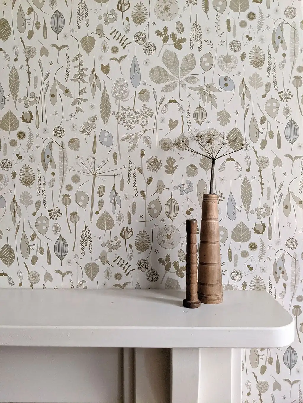 Tiny Treasures Wallpaper in Old Gold - Blumen - Blätter - Anthrazit - Gold - Grau - Hannah Nunn