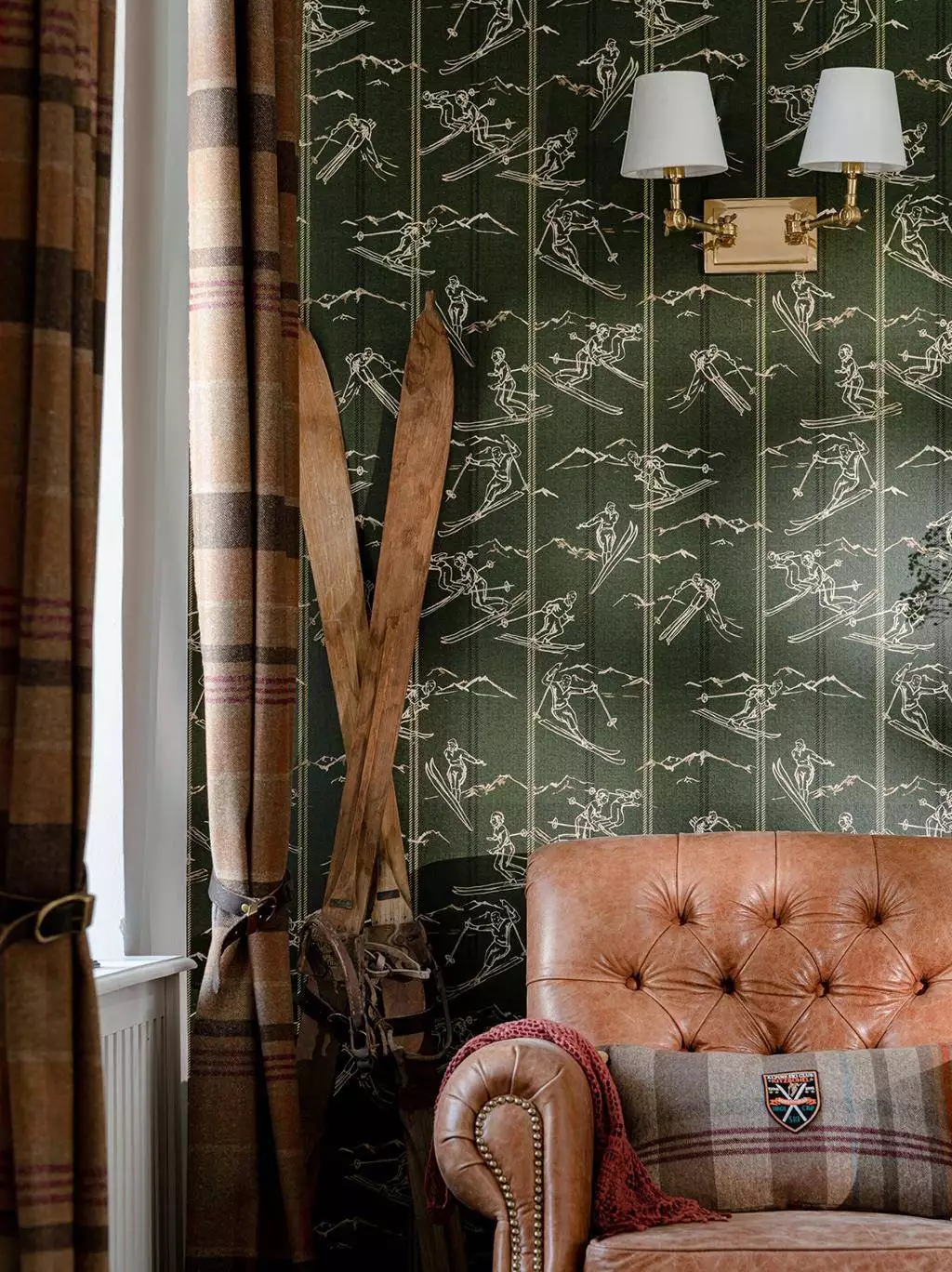 Ischgl Juniper Wallpaper - Berge - Figuren - Moderne Muster - Streifen - Anthrazit - Creme - Grün - Mindthegap