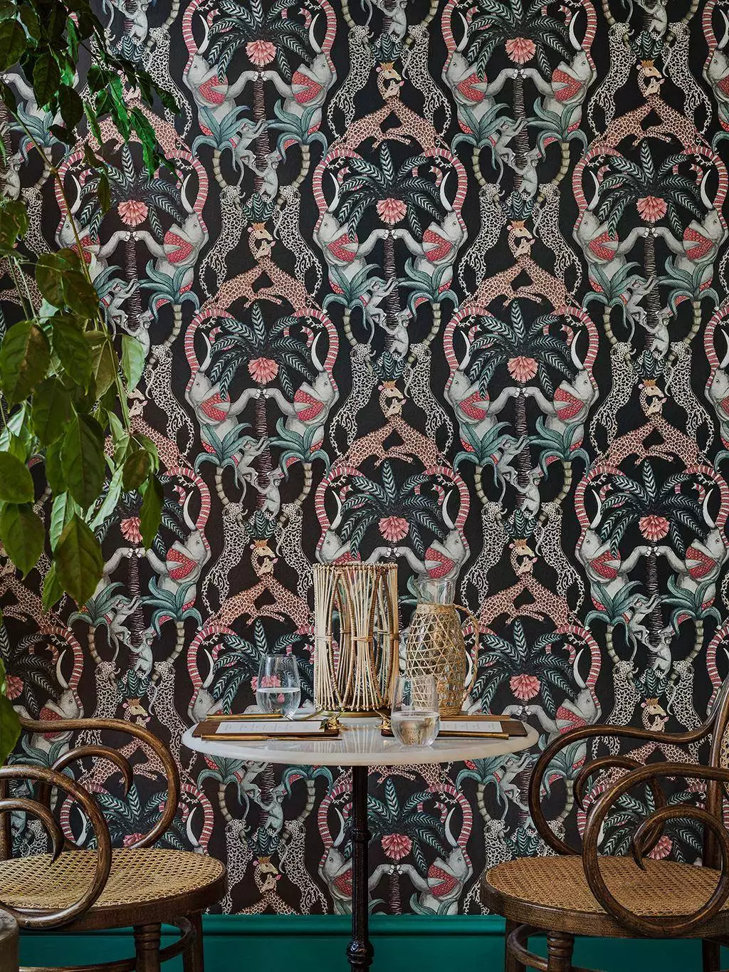 Safari Totem, col. 8 - Blätter - Bäume - Fauna - Florale Muster - Tiere - Multicolor - Cole & Son