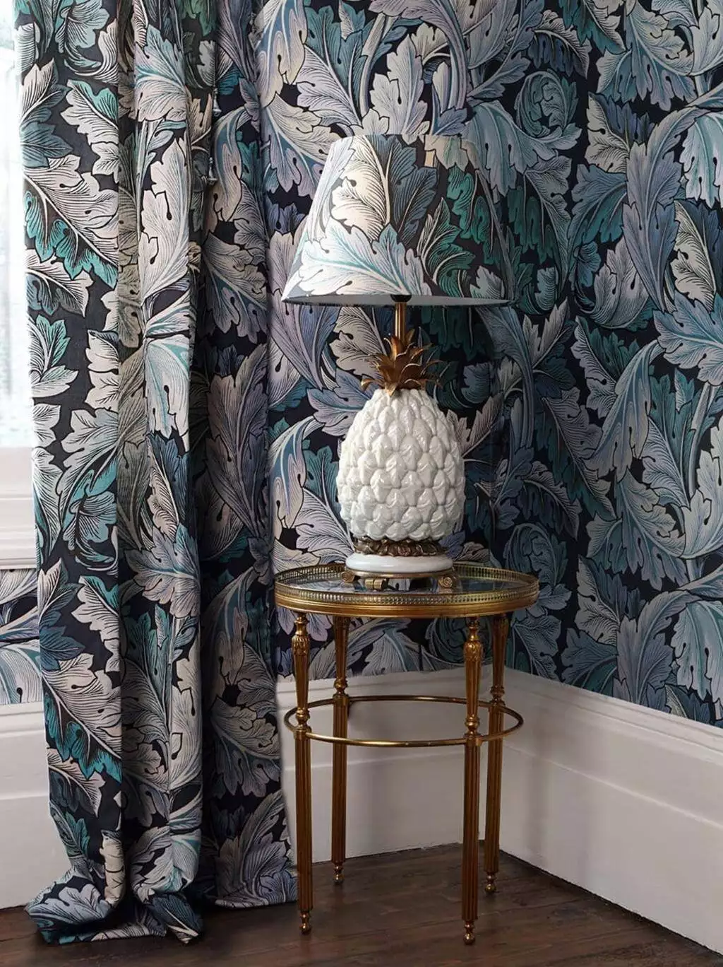 Acanthus Wallpaper, blue and midnight - Blätter - Florale Muster - Klassische Muster - Anthrazit - Blau - Creme - Grün - House of Hackney
