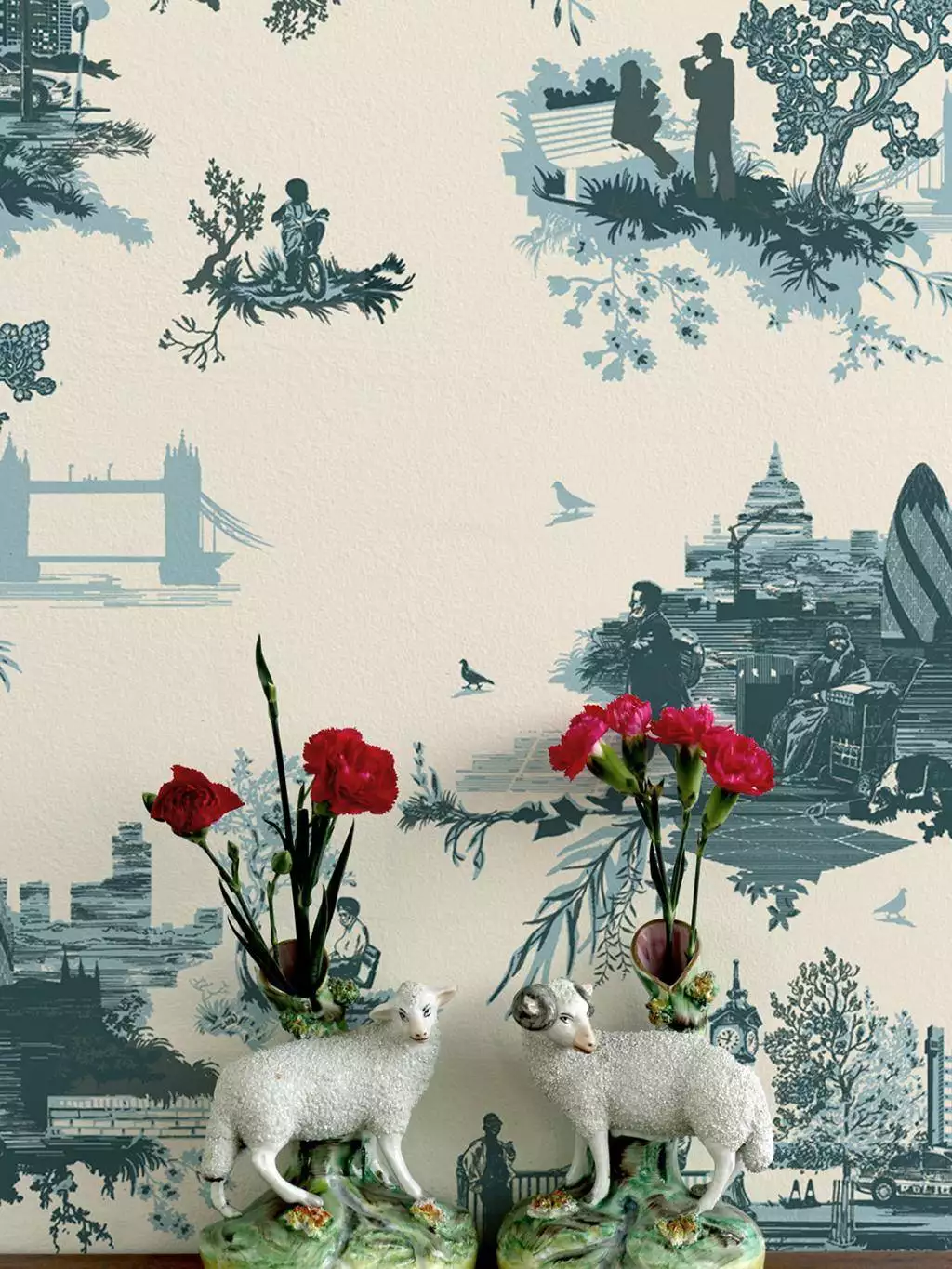 London Toile, col. 03 - Bäume - Figuren - Ornamente Tapeten - Stadt - Blau - Creme - Hellblau - Timorous Beasties