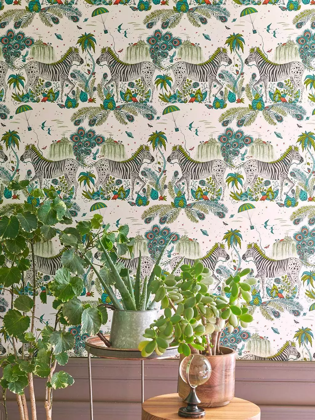 Lost World Green, col. 02 - Blumen - Blätter - Bäume - Schmetterlinge - Tapeten mit Vogelmotiven - Tiere - Vögel - Multicolor - Clarke & Clarke