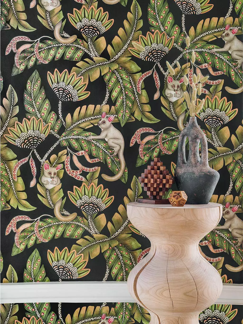 Bush Baby, col. 31 - Blumen - Blätter - Fauna - Florale Muster - Tiere - Äste - Beige - Hellbraun - Hellgrün - Olive - Pastell - Rosa - Schwarz - Cole & Son