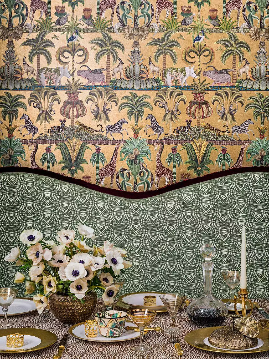 Afrika Kingdom, col. 25 - Blätter - Bäume - Fauna - Florale Muster - Früchte - Tiere - Gold - Multicolor - Cole & Son