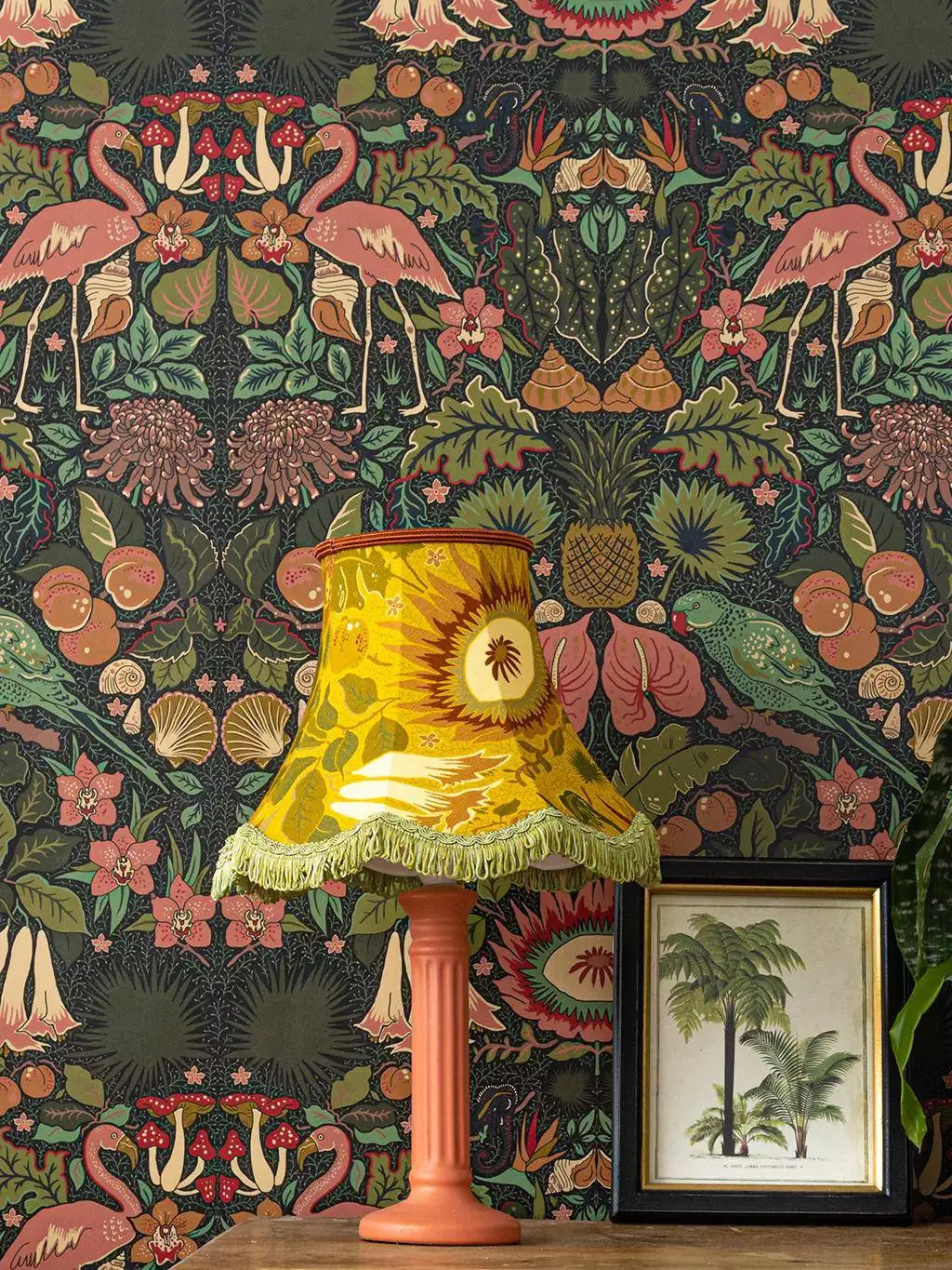 Oasis Wallpaper in Ash - Blumen - Blätter - Exotische Tapeten - Fauna - Florale Muster - Tiere - Vögel - Multicolor - Wear the walls