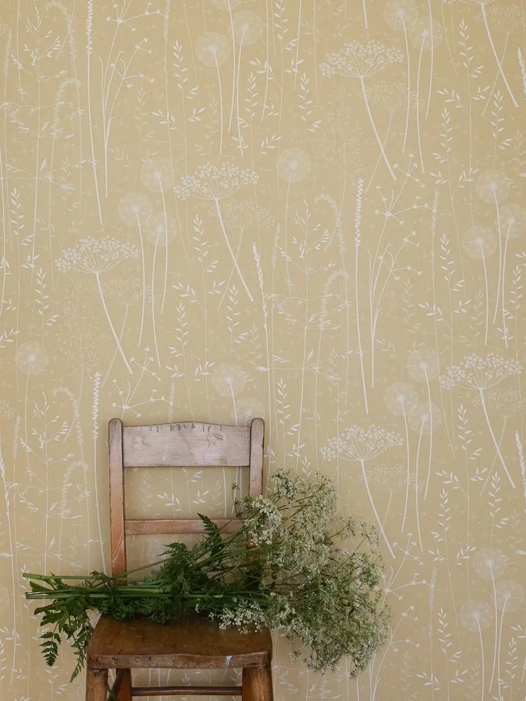 Paper Meadow Wallpaper in Harvest - Blumen - Blätter - Creme - Gelb - Hannah Nunn