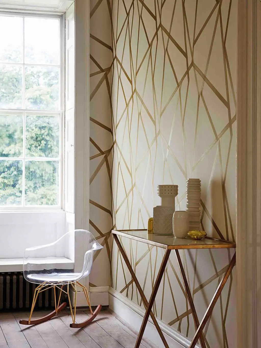 Wenzel, col.04 - Dreiecke - Linie - Stofftapeten - Gold - Perlmutt - Weiß - Sanderson 