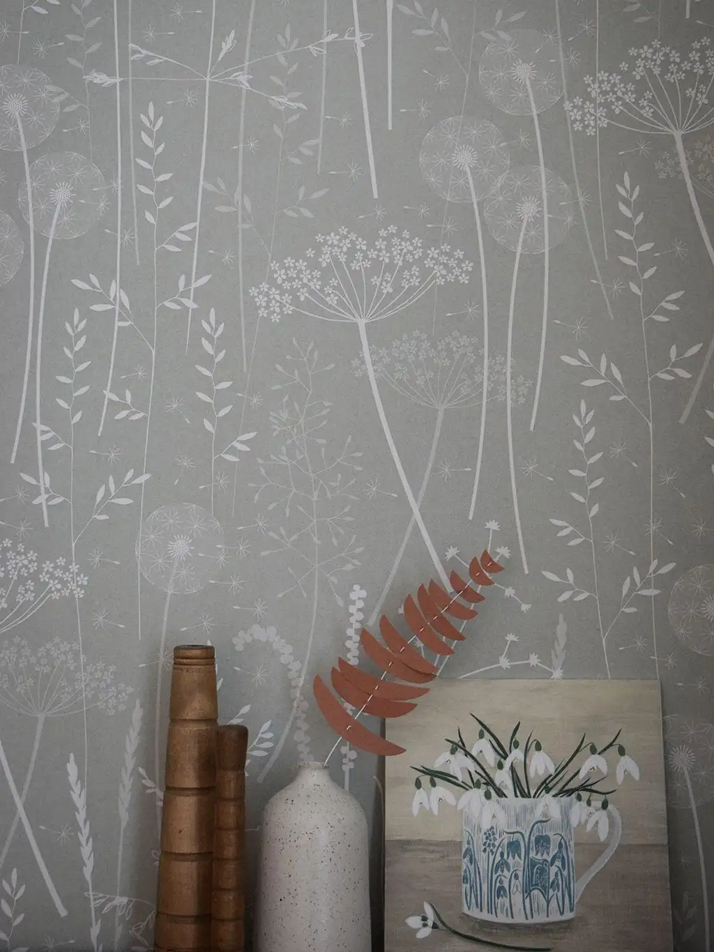 Paper Meadow Wallpaper in Brume - Blumen - Blätter - Creme - Grau - Hannah Nunn