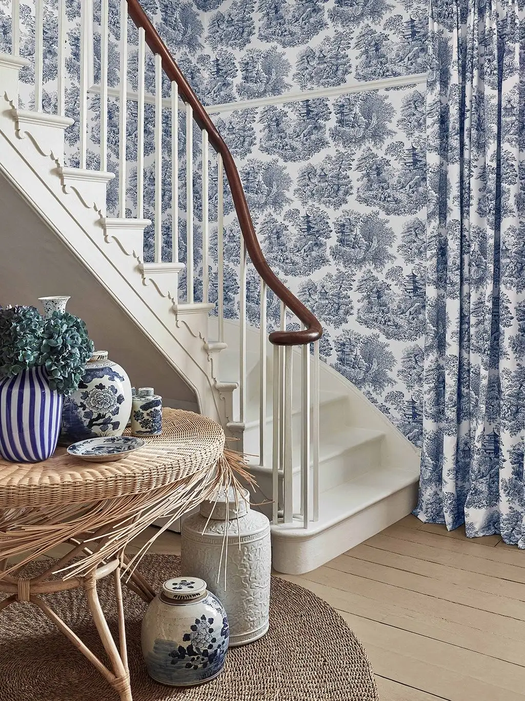 Nara, celeste - Asia - Blumen - Blätter - Bäume - Figuren - Landschaft - Tier Tapeten - Toile de Jouy - Blau - Weiß - Manuel Canovas