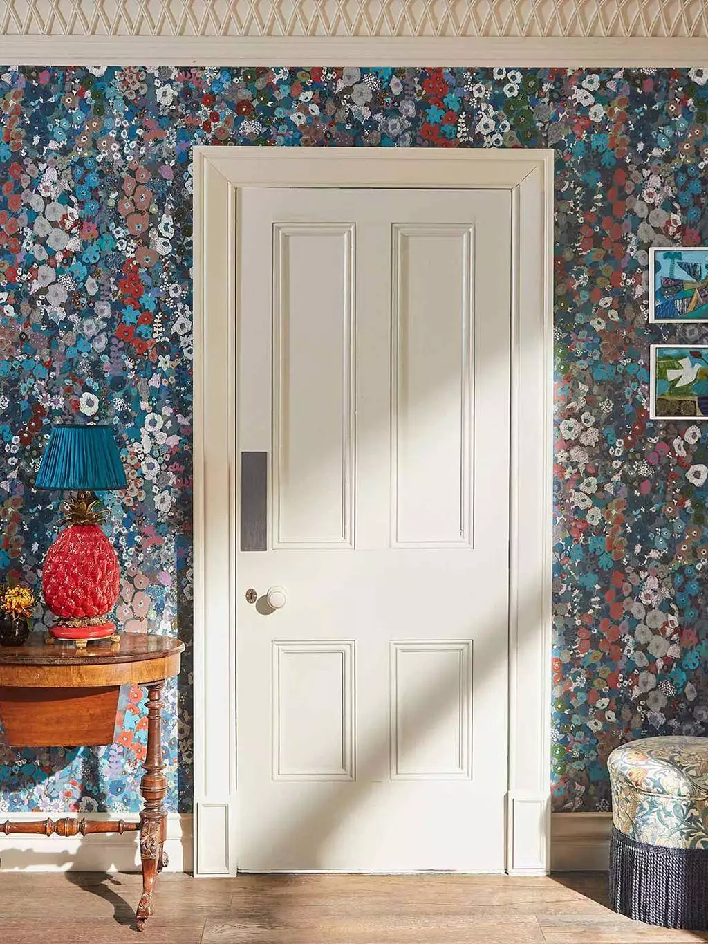 Hollyhocks Wallpaper, Winter - Blumen - Blümchentapete - Florale Muster - Landhaus - Multicolor - House of Hackney