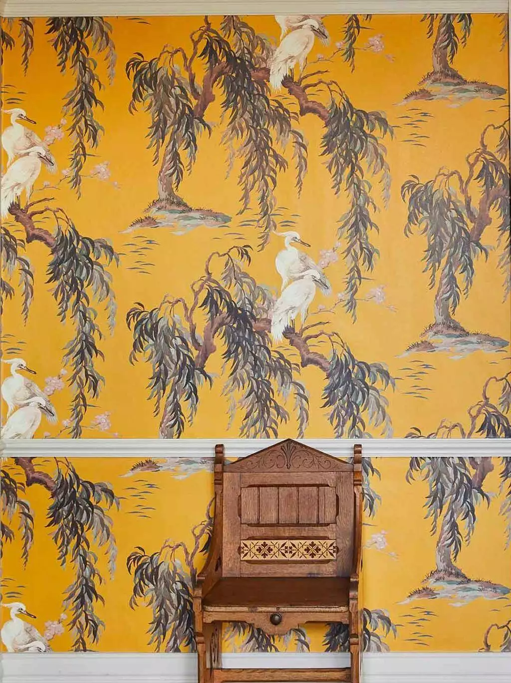 Zeus Wallpaper - Ochre - Blumen - Blätter - Fauna - Florale Muster - Tiere - Vögel - Äste - Anthrazit - Creme - Gelb - Grün - Weiß - House of Hackney