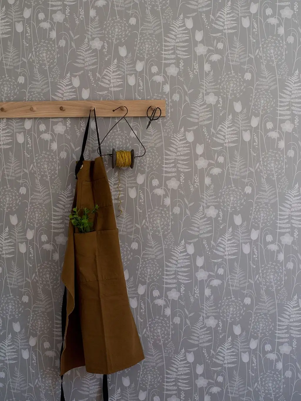 Charlottes Garden wallpaper in Mist - Blumen - Blätter - Creme - Grau - Hannah Nunn