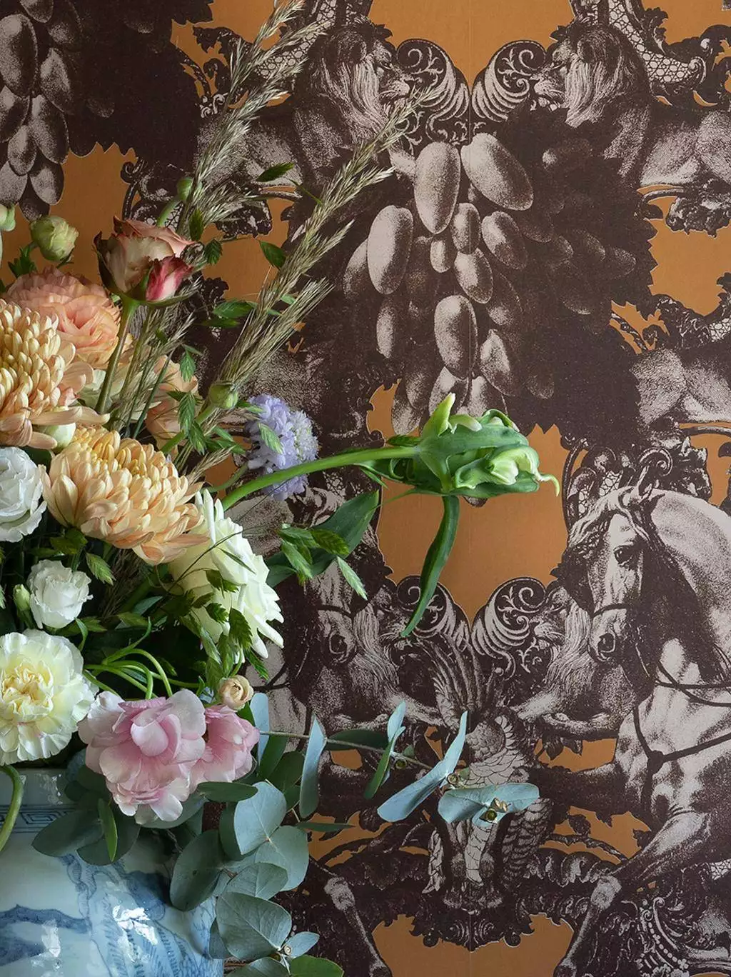 Sir grace yellow - Blumen - Blätter - Fauna - Florale Muster - Tiere - Braun - Ocker - Lisa Bengtsson