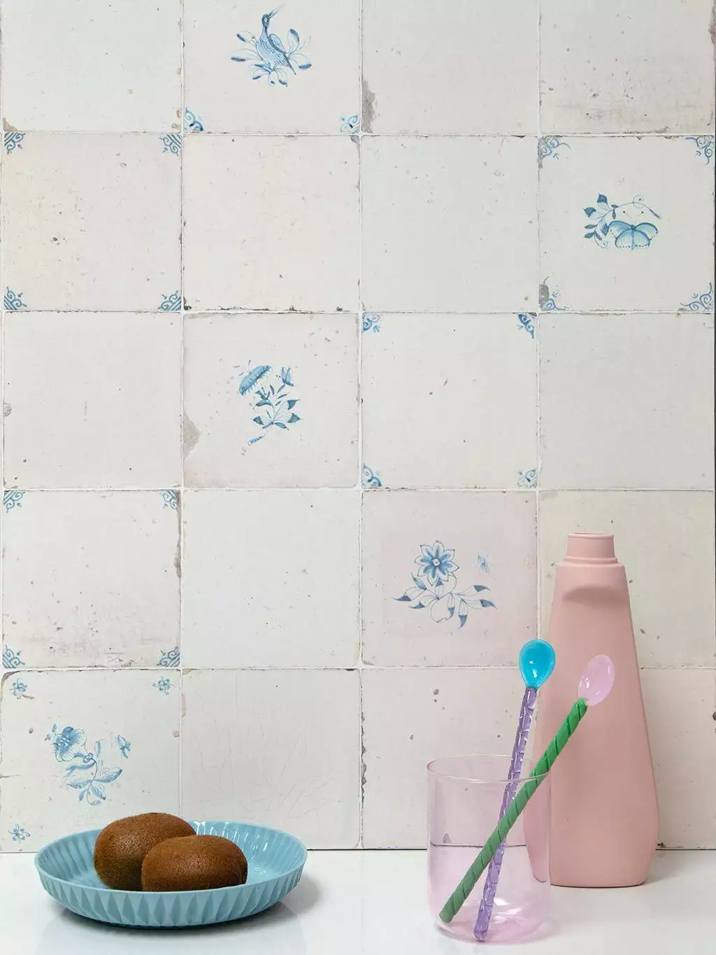 Botanical Tiles, pastel blue - Blumen - Fliesen - Florale Muster - Hellblau - Weiß - StudioDitte