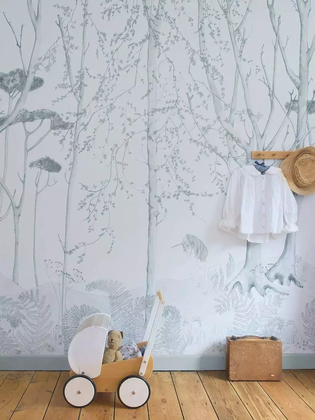 Legend, fog - Bäume - Florale Muster - FotoTapeten - Märchen - Wald - Creme - Grau - Abigail Edwards