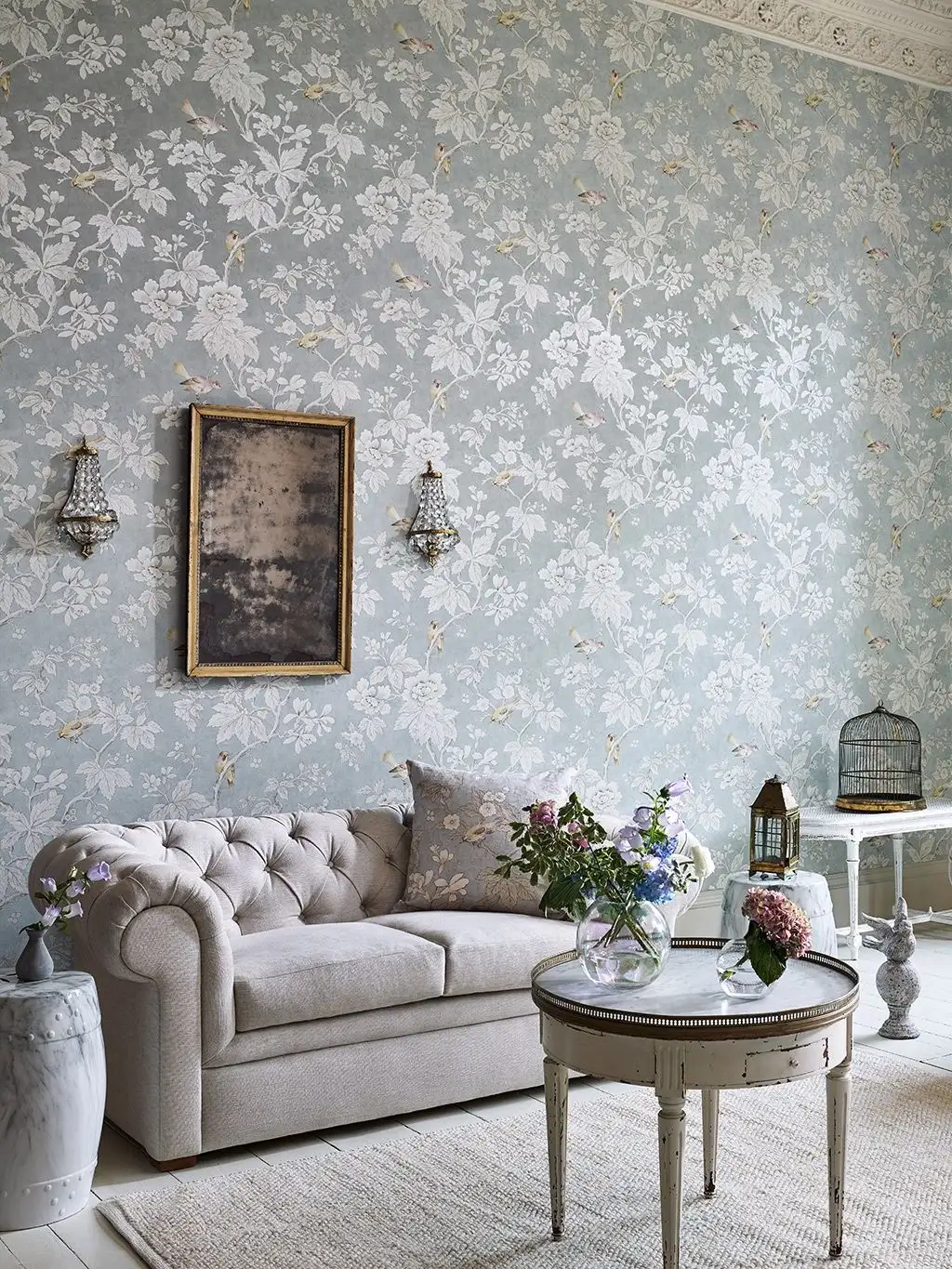 Chiswick Grove, col. 8 - Blumen - Blätter - Tapeten mit Vogelmotiven - Tier Tapeten - Äste - Creme - Gelb - Hellblau - Hellbraun - Rosa - Silber - Sanderson 