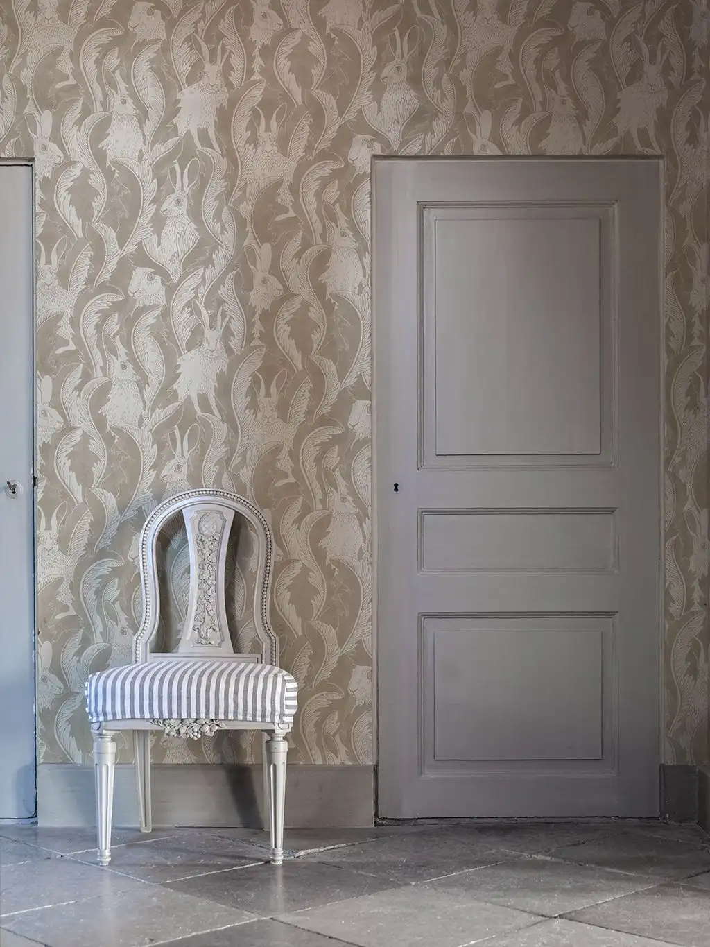 HARES IN HIDING TAUPE - Blätter - Tier Tapeten - Creme - Hellbraun - LÅNGELID / VON BRÖMSSEN