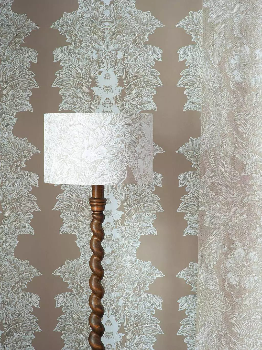 Cornice Crown Wallpaper - Blumen - Blätter - Florale Muster - Klassische Muster - Creme - Hellbraun - Timorous Beasties