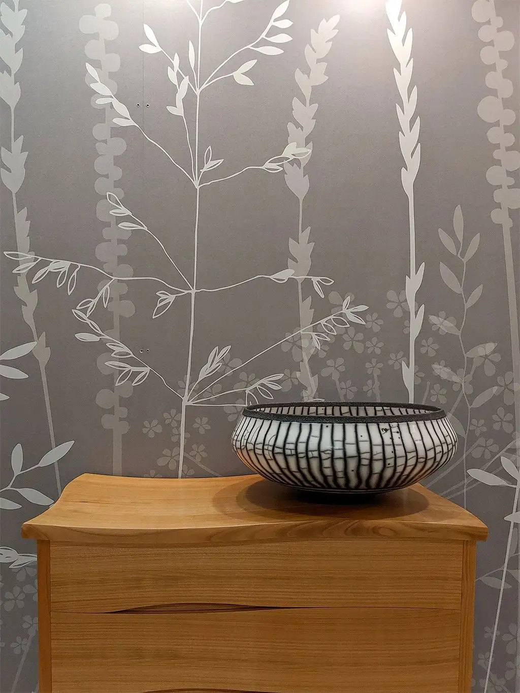 In The Tall Grass Wallpaper in Silver - Blumen - Gras - Creme - Grün - Hannah Nunn