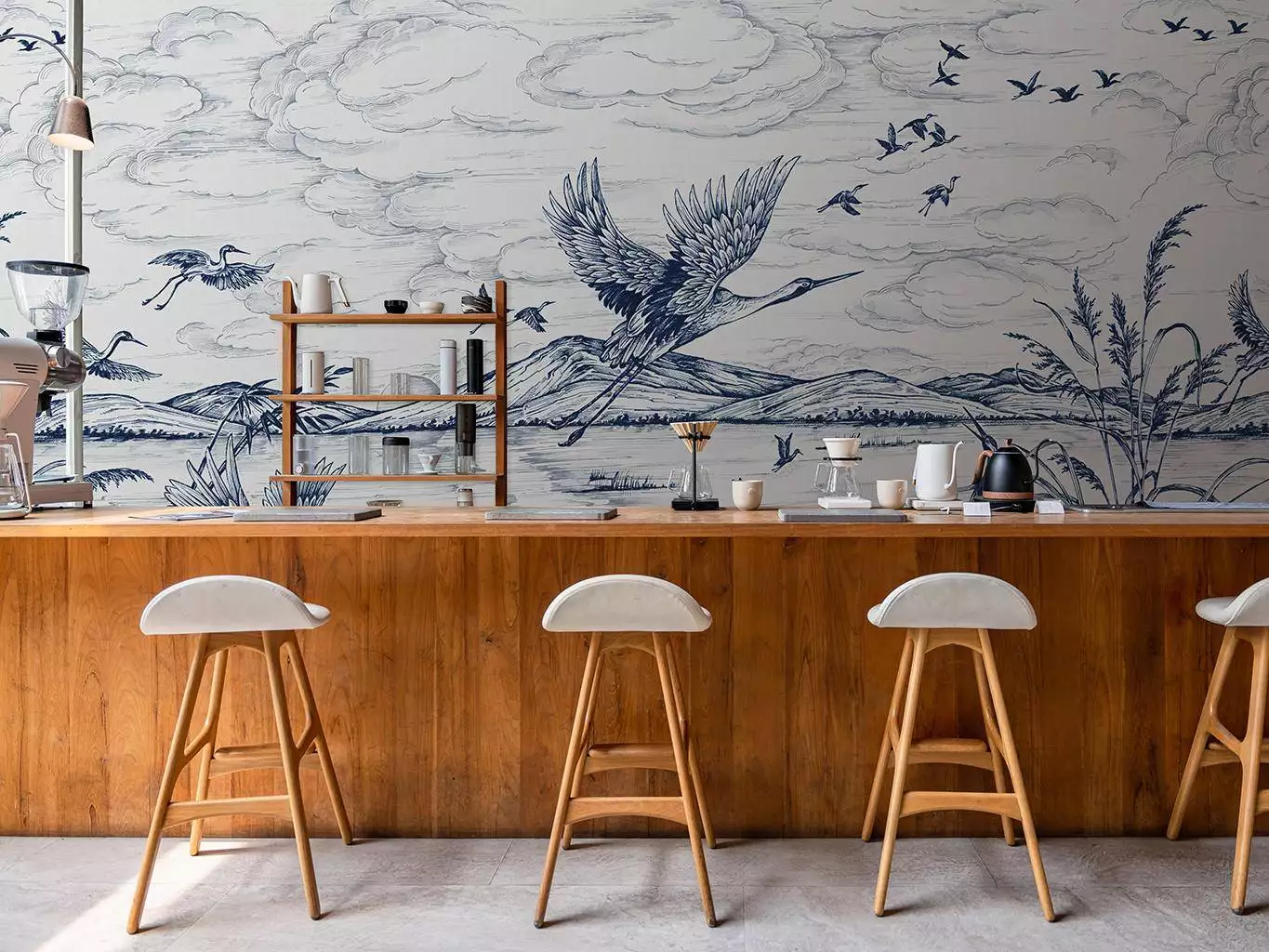 Herons Poetry Sapphire - Asia - Fauna - Florale Muster - FotoTapeten - Landschaft - Tiere - Vögel - Wasser - Blau - Creme - COORDONNÈ