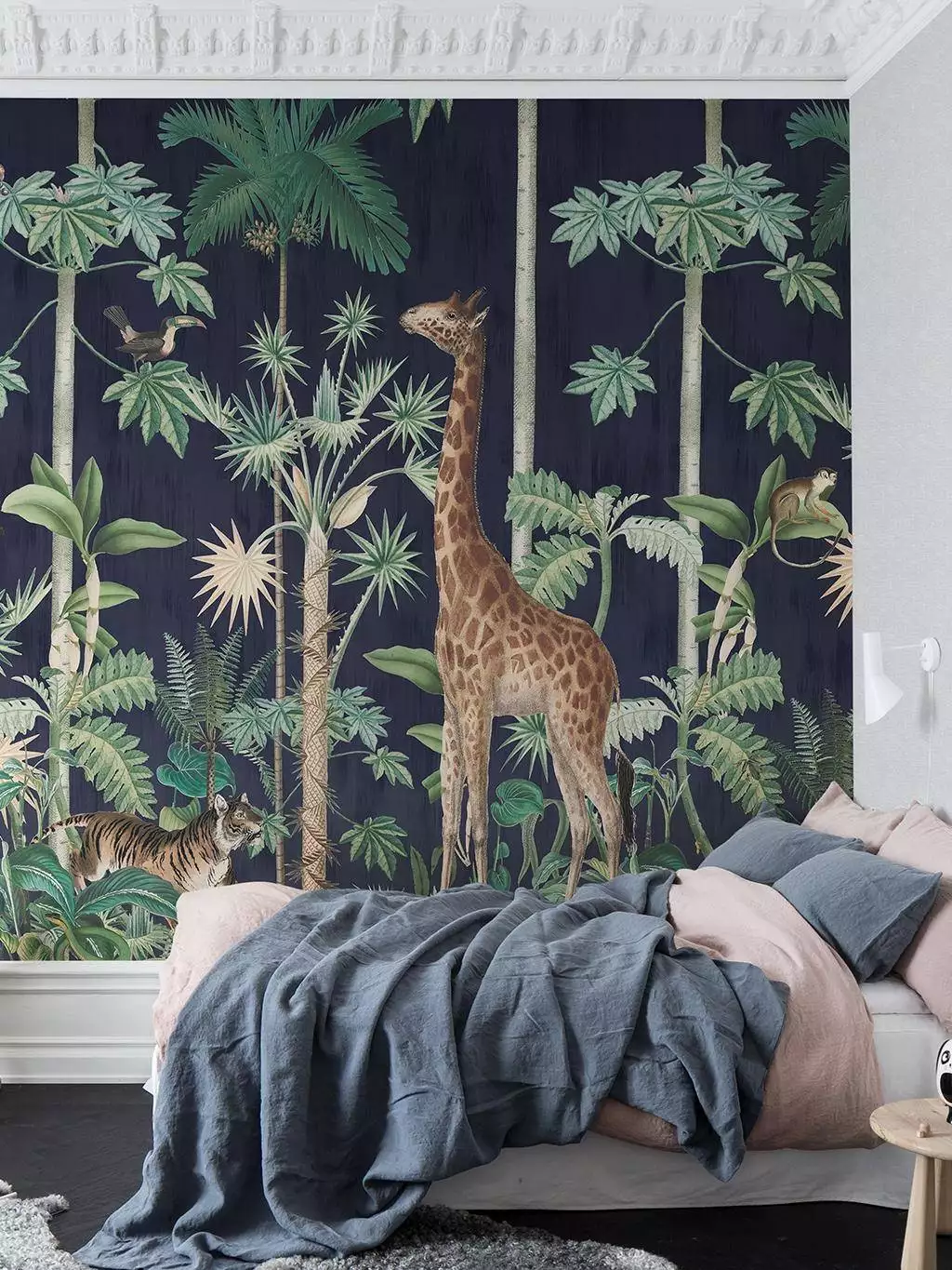 Giraffes Stroll, Nightfall - Blätter - Bäume - Tapeten mit Vogelmotiven - Tier Tapeten - Anthrazit - Braun - Creme - Grün - Ocker - Rebel Walls