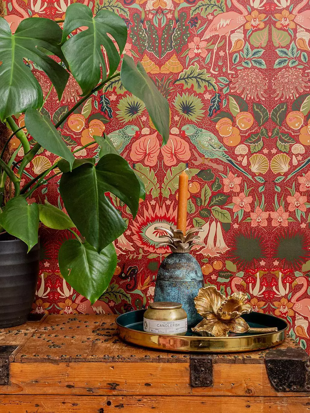 Oasis Wallpaper in Crimson-Red - Blumen - Blätter - Exotische Tapeten - Fauna - Florale Muster - Tiere - Vögel - Multicolor - Wear the walls