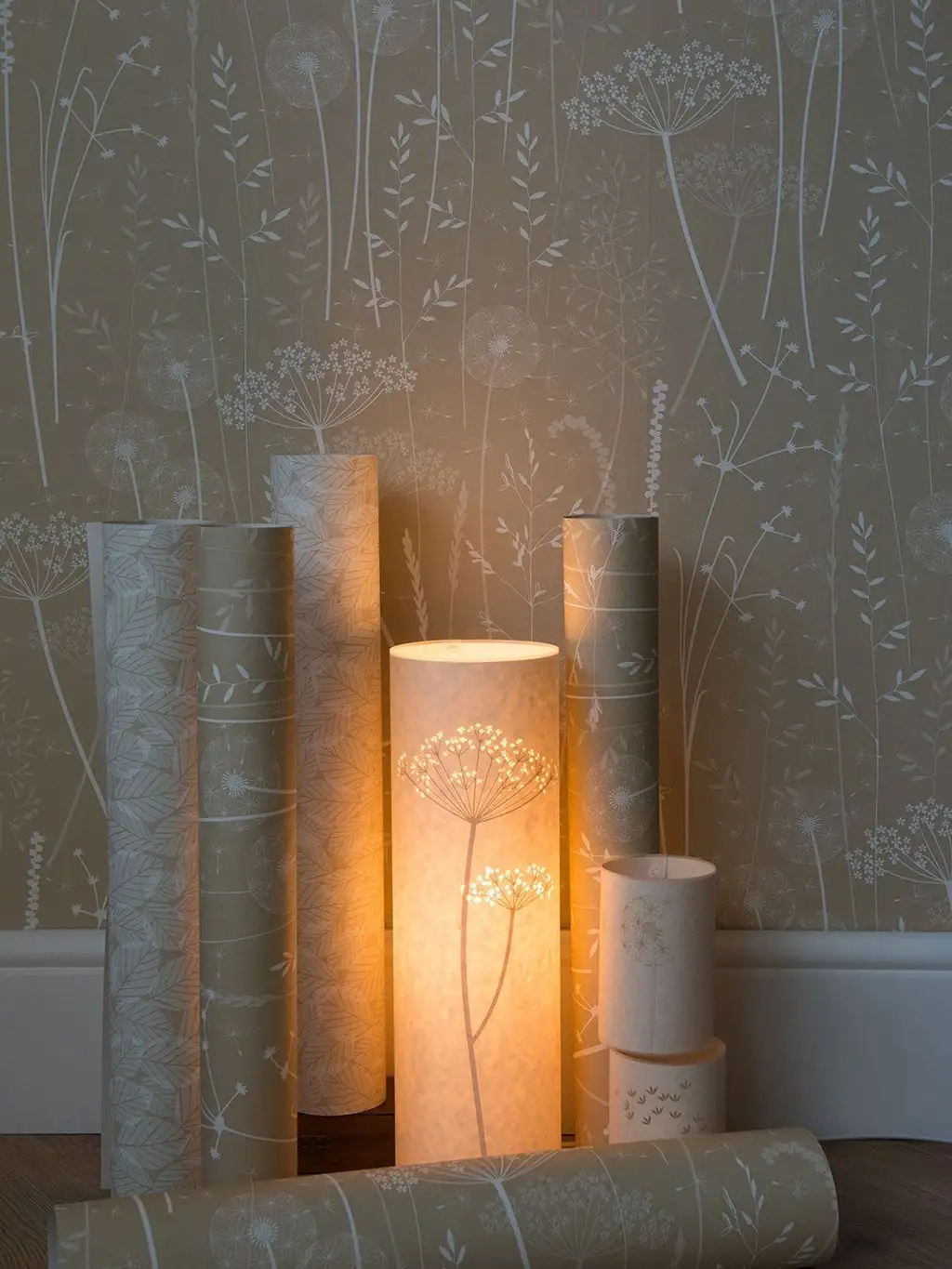 Paper Meadow Wallpaper in Kraft - Blumen - Blätter - Creme - Hellbraun - Hannah Nunn