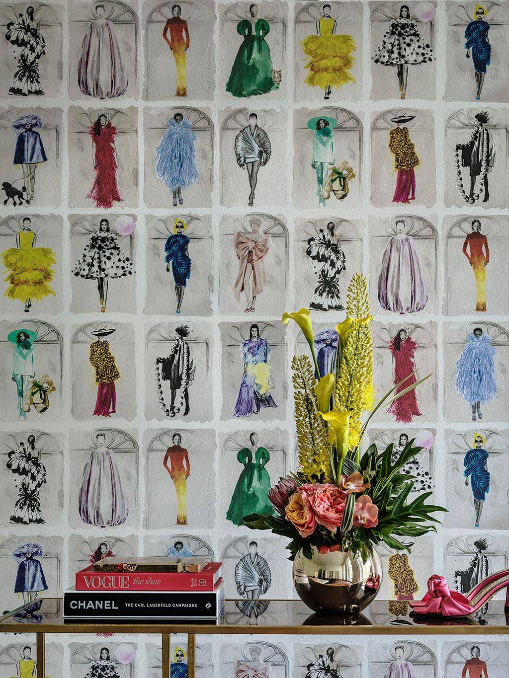 Couture Carousel, bright multi pearl - Collage - Figuren - Kleidung - Kunst - Multicolor - Perlmutt - Cole & Son