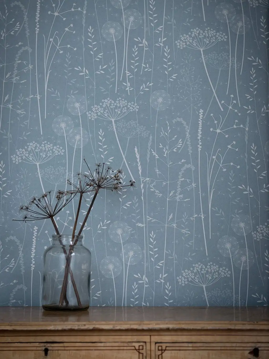 Paper Meadow Wallpaper in Teal - Blumen - Blätter - Blau - Creme - Hannah Nunn
