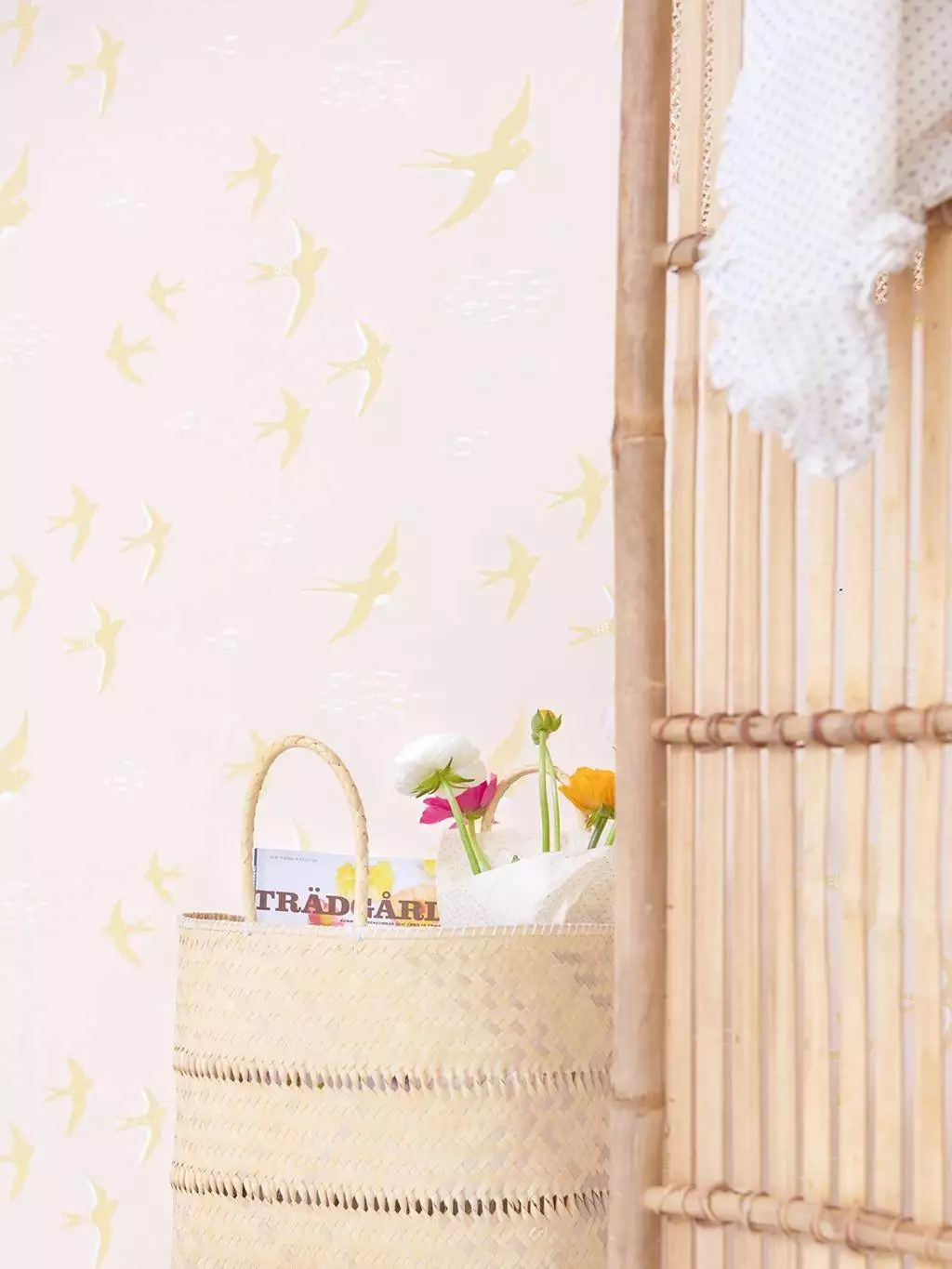 Follow the wind, sunny pink - Tapeten mit Vogelmotiven - Tier Tapeten - Ocker - Rosa - Weiß - Majvillan AB