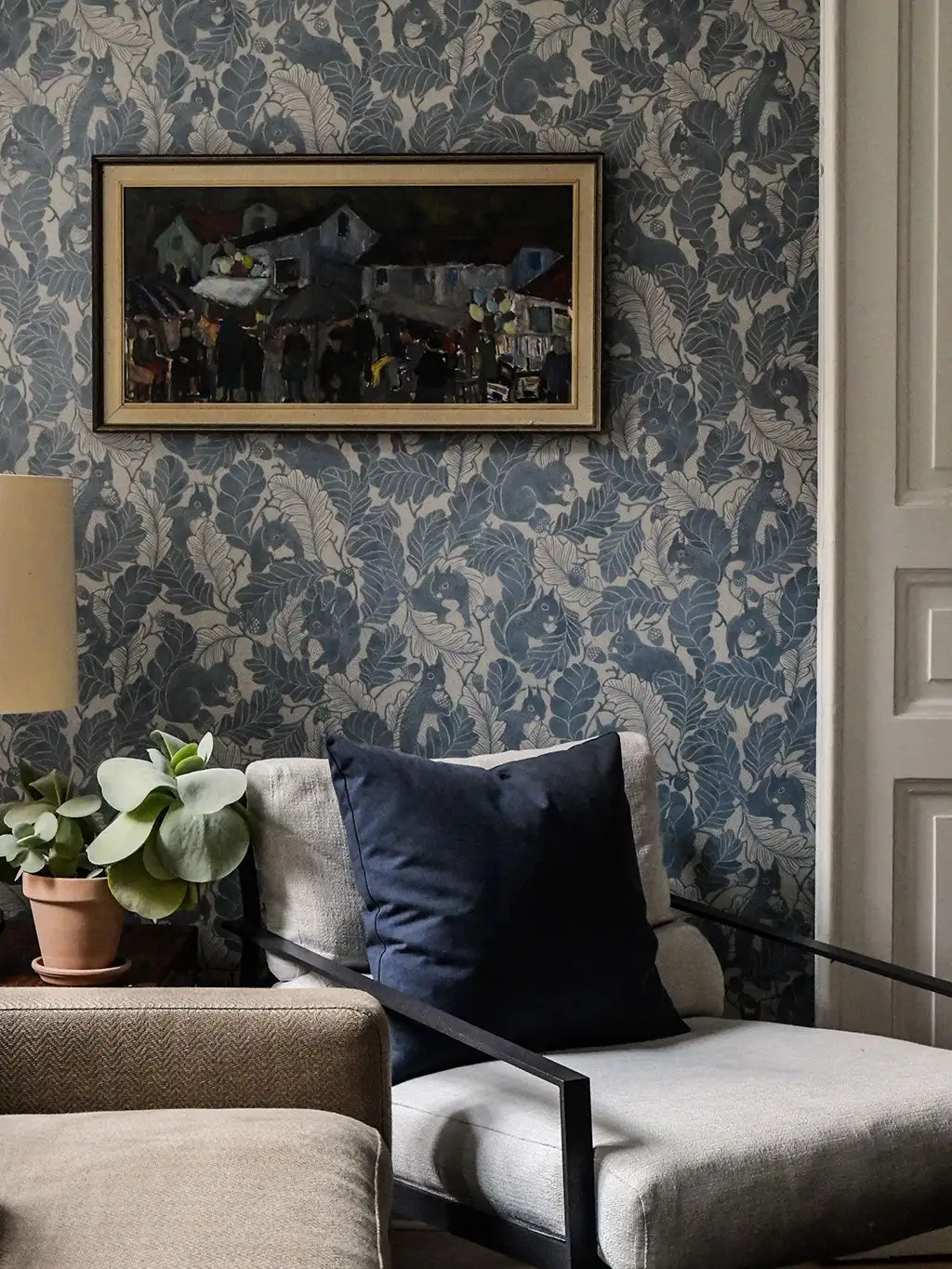 Oak Tree Tails, Washed Denim - Blätter - Tier Tapeten - Creme - Hellblau - LÅNGELID / VON BRÖMSSEN