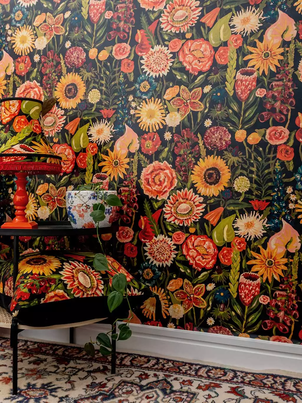 Utopia Wallpaper in Jet-Black - Blumen - Blätter - Florale Muster - Multicolor - Wear the walls