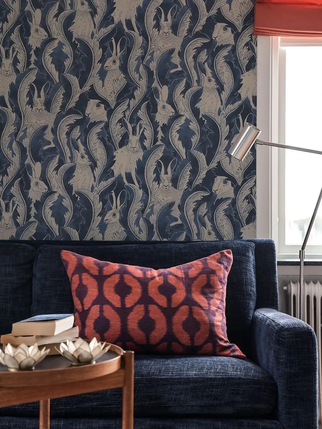 HARES IN HIDING DARK DENIM - Blätter - Tier Tapeten - Blau - Creme - LÅNGELID / VON BRÖMSSEN